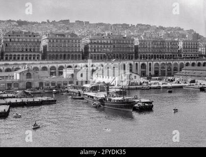 KOLONIALARCHITEKTUR DER 1920ER JAHRE ENTLANG DES HAFENS BOULEVARD L’IMPERATRICE ALGIER MITTELMEER-HAFEN HAUPTSTADT ALGERIEN - R2312 HAR001 HARS ENTLANG AUSSENFERIEN HAUPTSTADT IMMOBILIEN STRUKTUREN GEBÄUDE ALGERIEN HANDEL MEDITERRANE SCHIFFFAHRT URLAUB AM WASSER SCHWARZ UND WEISS HAR001 NORDAFRIKA ALTMODISCH Stockfoto