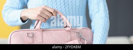 Frau hält modische rosa Laptop-Tasche Nahaufnahme Stockfoto