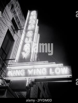 NEON-SCHILD DER 1940ER JAHRE FÜR CHOP SUEY, EIN CHINESISCHES RESTAURANT NAMENS KING YING LOW WURDE 1905 ERÖFFNET UND 2009 GESCHLOSSEN DES MOINES IA USA - S7174 HAR001 HARS PROPERTY IOWA IA GEÖFFNET UND WAHL AUSSEN EINWANDERER NIEDRIGEN WINKEL BERUFE REAL ESTATE 1905 KONZEPTIONELLE KULINARISCHE STRUKTUREN STYLISH DES EDIFICE CUISINE DES MOINES PROMOTION CHOP SUEY VERSCHIEDENES MOINES NACHT 2009 SCHWARZ UND WEISSE HAR001 MYTHOLOGIE GENANNT ALTMODISCH Stockfoto