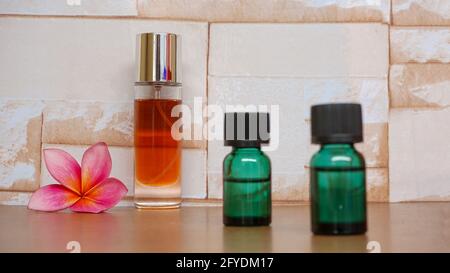 Spa-Öl und Frangipani-Blumen auf dem Tisch Stockfoto
