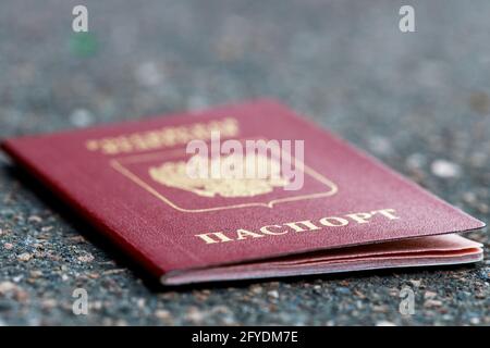 Der russische Pass liegt auf dem Asphalt in der Stadt Stockfoto