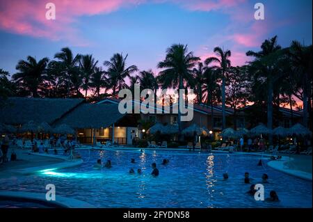 Farbenfroher Sonnenuntergang über einem Pool in Costa Rica, Mittelamerika Stockfoto