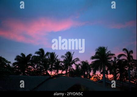 Farbenfroher Sonnenuntergang über einem Pool in Costa Rica, Mittelamerika Stockfoto