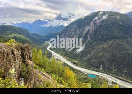 Weitläufiger, schöner Blick von der Hyder-Salmon Glacier Road auf den Salmon Glacier mit auffallend blauem Blick auf einen schmelzenden Gletscherwasserpool, British Columbia, CAN Stockfoto