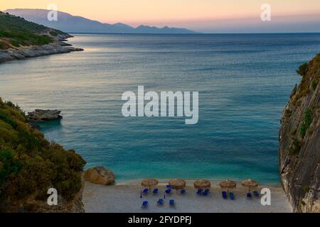 Malerischer Blick auf einen der besten Strände der Insel Zakynthos bei Sonnenuntergang, Griechenland. Stockfoto