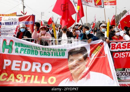 Lima, Peru. Mai 2021. Menschen nehmen an einer Wahlkampfveranstaltung für den Präsidentschaftskandidaten Pedro Castillo in der Nachbarschaft von Villa El Salvador Teil. Am 6. Juni werden die Peruaner zur Wahl eines neuen Präsidenten zwischen Castillo und Keiko Fujimori gehen. Quelle: Mariana Bazo/ZUMA Wire/Alamy Live News Stockfoto