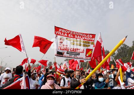 Lima, Peru. Mai 2021. Menschen nehmen an einer Wahlkampfveranstaltung für den Präsidentschaftskandidaten Pedro Castillo in der Nachbarschaft von Villa El Salvador Teil. Am 6. Juni werden die Peruaner zur Wahl eines neuen Präsidenten zwischen Castillo und Keiko Fujimori gehen. Quelle: Mariana Bazo/ZUMA Wire/Alamy Live News Stockfoto