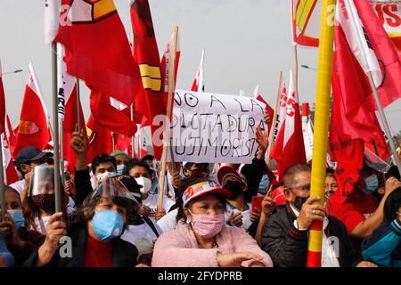 Lima, Peru. Mai 2021. Menschen nehmen an einer Wahlkampfveranstaltung für den Präsidentschaftskandidaten Pedro Castillo in der Nachbarschaft von Villa El Salvador Teil. Am 6. Juni werden die Peruaner zur Wahl eines neuen Präsidenten zwischen Castillo und Keiko Fujimori gehen. Quelle: Mariana Bazo/ZUMA Wire/Alamy Live News Stockfoto