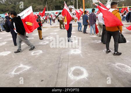 Lima, Peru. Mai 2021. Menschen nehmen an einer Wahlkampfveranstaltung für den Präsidentschaftskandidaten Pedro Castillo in der Nachbarschaft von Villa El Salvador Teil. Am 6. Juni werden die Peruaner zur Wahl eines neuen Präsidenten zwischen Castillo und Keiko Fujimori gehen. Quelle: Mariana Bazo/ZUMA Wire/Alamy Live News Stockfoto