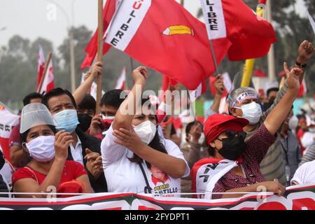 Lima, Peru. Mai 2021. Menschen nehmen an einer Wahlkampfveranstaltung für den Präsidentschaftskandidaten Pedro Castillo in der Nachbarschaft von Villa El Salvador Teil. Am 6. Juni werden die Peruaner zur Wahl eines neuen Präsidenten zwischen Castillo und Keiko Fujimori gehen. Quelle: Mariana Bazo/ZUMA Wire/Alamy Live News Stockfoto