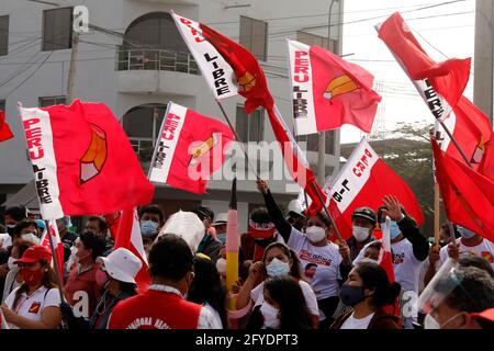 Lima, Peru. Mai 2021. Menschen nehmen an einer Wahlkampfveranstaltung für den Präsidentschaftskandidaten Pedro Castillo in der Nachbarschaft von Villa El Salvador Teil. Am 6. Juni werden die Peruaner zur Wahl eines neuen Präsidenten zwischen Castillo und Keiko Fujimori gehen. Quelle: Mariana Bazo/ZUMA Wire/Alamy Live News Stockfoto