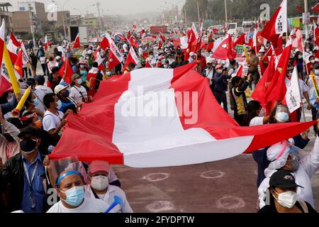 Lima, Peru. Mai 2021. Menschen mit peruanischer Flagge nehmen an einer Wahlkampfveranstaltung für den Präsidentschaftskandidaten Pedro Castillo in der Nachbarschaft von Villa El Salvador Teil. Am 6. Juni werden die Peruaner zur Wahl eines neuen Präsidenten zwischen Castillo und Keiko Fujimori gehen. Quelle: Mariana Bazo/ZUMA Wire/Alamy Live News Stockfoto