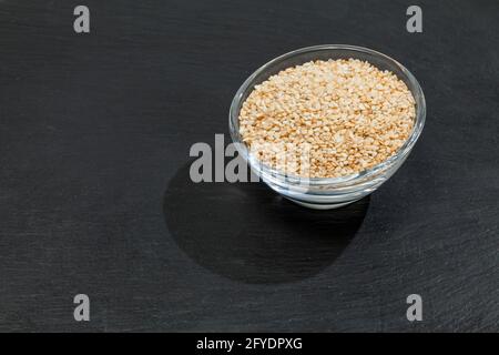 Sesamum indicum - essbare weiße Sesamsamen aus biologischem Anbau. Stockfoto