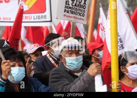 Lima, Peru. Mai 2021. Menschen nehmen an einer Wahlkampfveranstaltung für den Präsidentschaftskandidaten Pedro Castillo in der Nachbarschaft von Villa El Salvador Teil. Am 6. Juni werden die Peruaner zur Wahl eines neuen Präsidenten zwischen Castillo und Keiko Fujimori gehen. Quelle: Mariana Bazo/ZUMA Wire/Alamy Live News Stockfoto