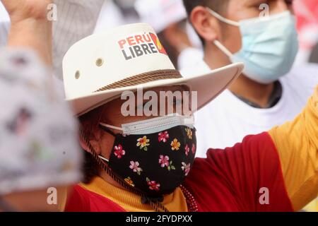 Lima, Peru. Mai 2021. Menschen nehmen an einer Wahlkampfveranstaltung für den Präsidentschaftskandidaten Pedro Castillo in der Nachbarschaft von Villa El Salvador Teil. Am 6. Juni werden die Peruaner zur Wahl eines neuen Präsidenten zwischen Castillo und Keiko Fujimori gehen. Quelle: Mariana Bazo/ZUMA Wire/Alamy Live News Stockfoto