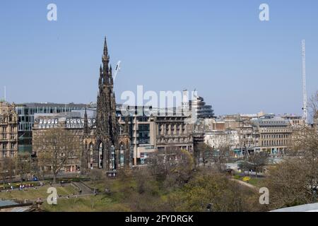 Blick auf die Skyline von Edinburgh und die Princes Street, darunter das Scott Monument und das neue St James Centre oder „Golden Turd“. Stockfoto