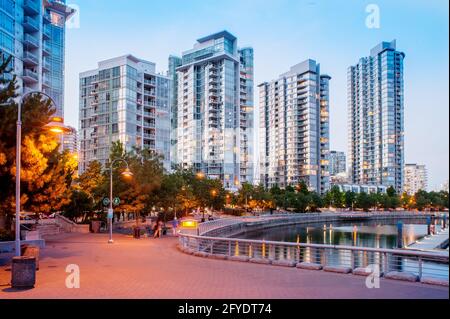 Apartment Condominium Türme in Vancouver Yaletown Nachbarschaft in der Dämmerung. Stockfoto