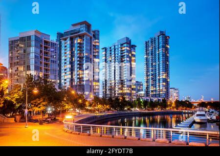 Apartment Condominium Türme in Vancouver Yaletown Nachbarschaft in der Dämmerung. Stockfoto