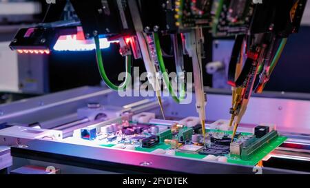 Qualitätsprüfung von Leiterplatten - Flying Probe Test Im Werk Stockfoto