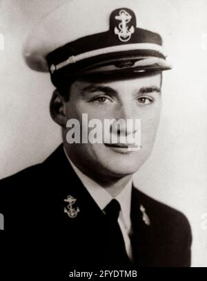 Pierre Salinger, der Pressesprecher des Weißen Hauses, machte das während seiner Zeit in der US-Marine von 1943 bis 1946. Salinger war Leutnant (Junior-Klasse) während des Zweiten Weltkriegs Foto des Originalportraits vom 25. Januar 1961. [ Stockfoto