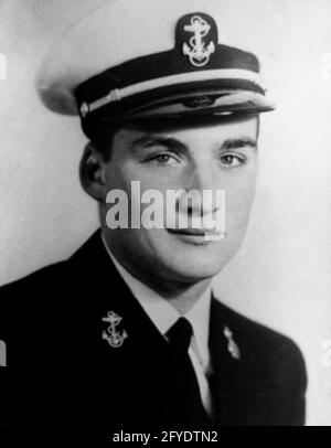 Pierre Salinger, der Pressesprecher des Weißen Hauses, machte das während seiner Zeit in der US-Marine von 1943 bis 1946. Salinger war Leutnant (Junior-Klasse) während des Zweiten Weltkriegs Foto des Originalportraits vom 25. Januar 1961. [ Stockfoto