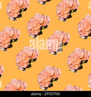 Garten Geranium multipliziert auf pastellorange Hintergrund. Minimalistisches, abstraktes Nahtmuster. Blumen- und Gartenkonzept. Sommer und Frühling Blumen Idee. Stockfoto