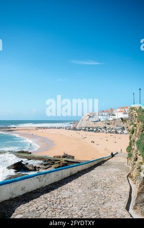 Vertikale Aufnahme eines Sandstrandes in Ericeira, Portugal Stockfoto