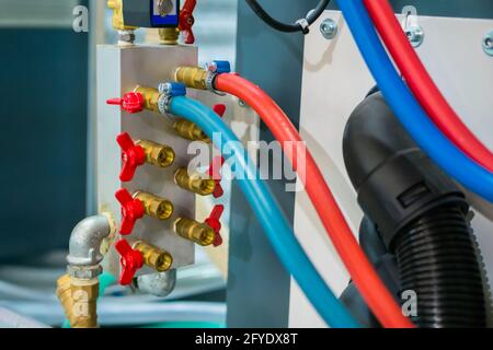 Hydraulische Hochdruckschläuche und Ventile am Steuersystem von Wasserkühlung Stockfoto