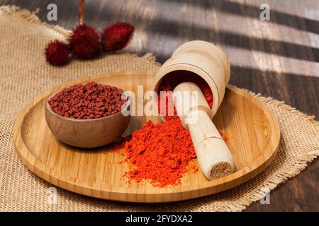 Bixa Orellana - Bio-Achiote; ist eine Gewürz-und Lebensmittelfarbe. Stockfoto