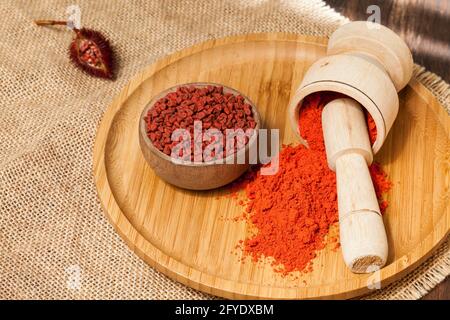 Bixa Orellana - Bio-Achiote; ist eine Gewürz-und Lebensmittelfarbe. Stockfoto