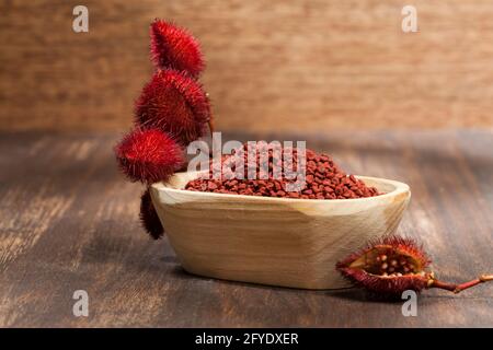 Bixa Orellana - Bio-Achiote; ist eine Gewürz-und Lebensmittelfarbe. Stockfoto