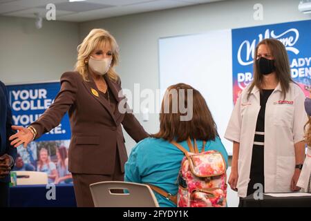 Manhattan, Kansas, USA. Mai 2021. Die First Lady, DR. JILL BIDEN trifft sich am Donnerstag mit Missourianern und Kansans, die ihre COVID-19-Impfung am Metropolitan Community College (MCC) in Kansas City, Missouri, erhalten haben. Ihr Besuch unterstrich die Partnerschaften der Biden-Regierung zwischen Impfstoffanbietern im staatlichen Apothekenprogramm für den Einzelhandel und hochaufgeschlossenen Gemeinschaftshochschulen, um vor Ort Impfkliniken für Studenten, Mitarbeiter und lokale Gemeinden bereitzustellen. Der Besuch der First Lady markierte die ersten Kliniken, die durch diese Partnerschaft organisiert wurden. MCC bietet eine freie Klasse als an an Stockfoto