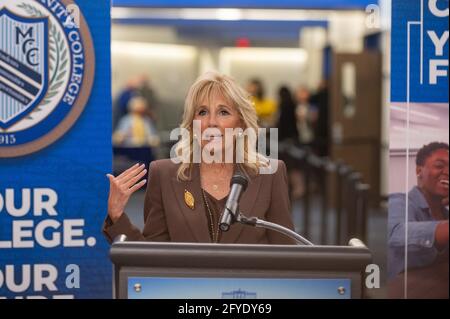 Manhattan, Kansas, USA. Mai 2021. Die First Lady, DR. JILL BIDEN spricht mit Pressemitgliedern, nachdem sie sich am Donnerstag mit Missourianern und Kansans getroffen hatte, die ihre COVID-19-Impfung am Metropolitan Community College (MCC) in Kansas City, Missouri, erhalten hatten. Ihr Besuch unterstrich die Partnerschaften der Biden-Regierung zwischen Impfstoffanbietern im staatlichen Apothekenprogramm für den Einzelhandel und hochaufgeschlossenen Gemeinschaftshochschulen, um vor Ort Impfkliniken für Studenten, Mitarbeiter und lokale Gemeinden bereitzustellen. Der Besuch der First Lady markierte die ersten Kliniken, die durch diesen Partner organisiert wurden Stockfoto