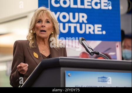 Manhattan, Kansas, USA. Mai 2021. Die First Lady, DR. JILL BIDEN spricht mit Pressemitgliedern, nachdem sie sich am Donnerstag mit Missourianern und Kansans getroffen hatte, die ihre COVID-19-Impfung am Metropolitan Community College (MCC) in Kansas City, Missouri, erhalten hatten. Ihr Besuch unterstrich die Partnerschaften der Biden-Regierung zwischen Impfstoffanbietern im staatlichen Apothekenprogramm für den Einzelhandel und hochaufgeschlossenen Gemeinschaftshochschulen, um vor Ort Impfkliniken für Studenten, Mitarbeiter und lokale Gemeinden bereitzustellen. Der Besuch der First Lady markierte die ersten Kliniken, die durch diesen Partner organisiert wurden Stockfoto