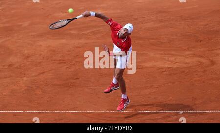 Belgrad. Mai 2021. Der serbische Novak Djokovic steht dem argentinischen Federico Coria während ihres Einzelspiel-Rundes von 8 bei den ATP 250 Belgrade Open am 27. Mai 2021 in Belgrad, Serbien, gegenüber. Kredit: Predrag Milosavljevic/Xinhua/Alamy Live Nachrichten Stockfoto