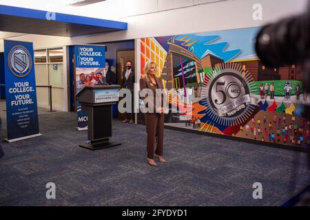 Manhattan, Kansas, USA. Mai 2021. Die First Lady, DR. JILL BIDEN spricht mit Pressemitgliedern, nachdem sie sich am Donnerstag mit Missourianern und Kansans getroffen hatte, die ihre COVID-19-Impfung am Metropolitan Community College (MCC) in Kansas City, Missouri, erhalten hatten. Ihr Besuch unterstrich die Partnerschaften der Biden-Regierung zwischen Impfstoffanbietern im staatlichen Apothekenprogramm für den Einzelhandel und hochaufgeschlossenen Gemeinschaftshochschulen, um vor Ort Impfkliniken für Studenten, Mitarbeiter und lokale Gemeinden bereitzustellen. Der Besuch der First Lady markierte die ersten Kliniken, die durch diesen Partner organisiert wurden Stockfoto