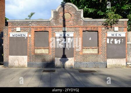 London, Großbritannien. Wir haben den viktorianischen Toilettenblock in der High Road, Tottenham, abgestellt und verputzt. Stockfoto