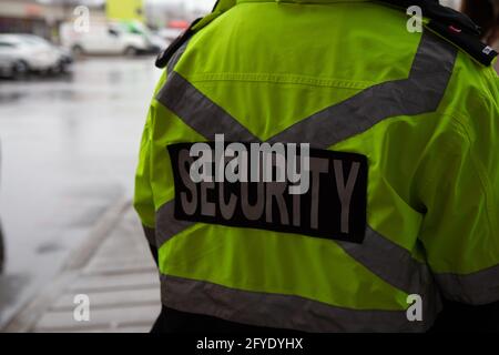 Wachmann. Über dem Parkplatz aufpassen. Der Sicherheitsdienst schützt das Eigentum vor illegalen Parkplätzen und Diebstahl. Stockfoto