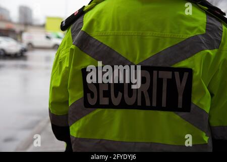 Wachmann. Über dem Parkplatz aufpassen. Der Sicherheitsdienst schützt das Eigentum vor illegalen Parkplätzen und Diebstahl. Stockfoto