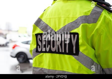 Wachmann. Über dem Parkplatz aufpassen. Der Sicherheitsdienst schützt das Eigentum vor illegalen Parkplätzen und Diebstahl. Stockfoto