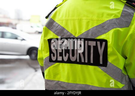 Wachmann. Über dem Parkplatz aufpassen. Der Sicherheitsdienst schützt das Eigentum vor illegalen Parkplätzen und Diebstahl. Stockfoto