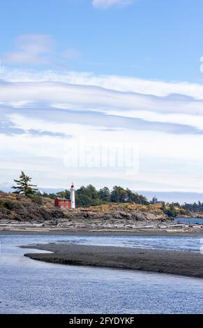 Blick auf den Fisgard Leuchtturm von der Esquimalt Lagoon, Colwood, BC, Kanada Stockfoto