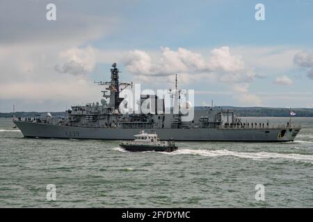 Die Royal Navy Fregatte HMS Richmond (F239) segelt am 24. Mai 2021 aus Portsmouth, Großbritannien, als Teil der britischen Carrier Strike Group. Stockfoto