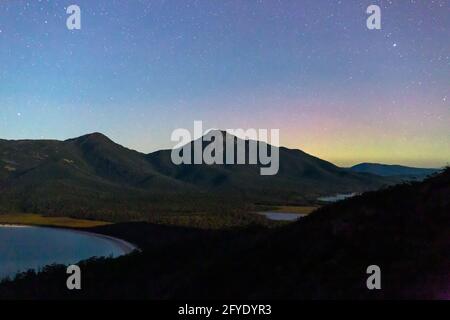 Aurora Australis oder Southern Lights über Wineglass Bay und Mount Freycinet Stockfoto