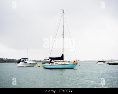 AUCKLAND, NEUSEELAND - 20. Mai 2021: Blick auf Boote, die am Tamaki River festgemacht sind. Auckland, Neuseeland - 9. Mai 2021 Stockfoto