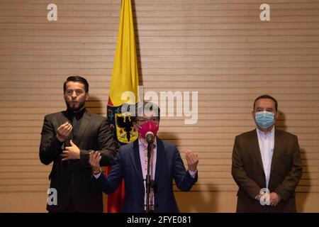 Bogota, Cundinamarca, Kolumbien. Mai 2021. Claudia Lopez, die Bürgermeisterin von Bogota, Alejandro Gomez, und Nicolas Uribe, der Präsident der Handelskammer von Bogota, leiten eine Live-Pressekonferenz, die am 27. März 2021 im Fernsehen „Canal Capital“ ausgestrahlt wurde. Claudia Lopez, die Bürgermeisterin von Bogota, Traf sich mit Geschäftsleuten in der Handelskammer, um die Leichtigkeit der COVID-19-Beschränkungen ab dem 8. Juni in Bogota, Kolumbien, bekannt zu geben. Quelle: Daniel Romero/LongVisual/ZUMA Wire/Alamy Live News Stockfoto