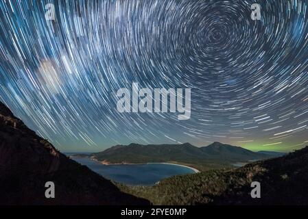 Star Trail und Aurora über Wineglass Bay Stockfoto