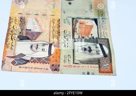 Saudi-Arabien zehn riyal Banknoten mit dem Foto von König Salman bin Abdulaziz und Festung und das Foto von König Abdullah und König Abdulaziz Palast Stockfoto