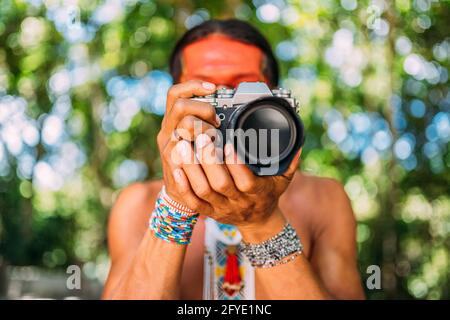 Pataxo Indian aus dem südlichen Bahia mit einer Kamera Stockfoto