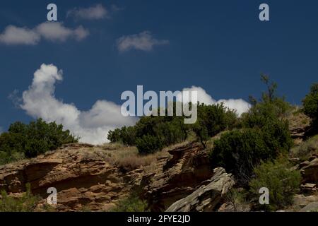 Klippen und Wolken entlang der Küste des Lake Mackenzie im texanischen Panhandle in der Nähe von Amarillo. Stockfoto